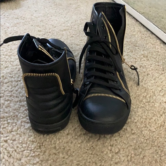 Louis Vuitton Sneaker - Picture 3 of 5